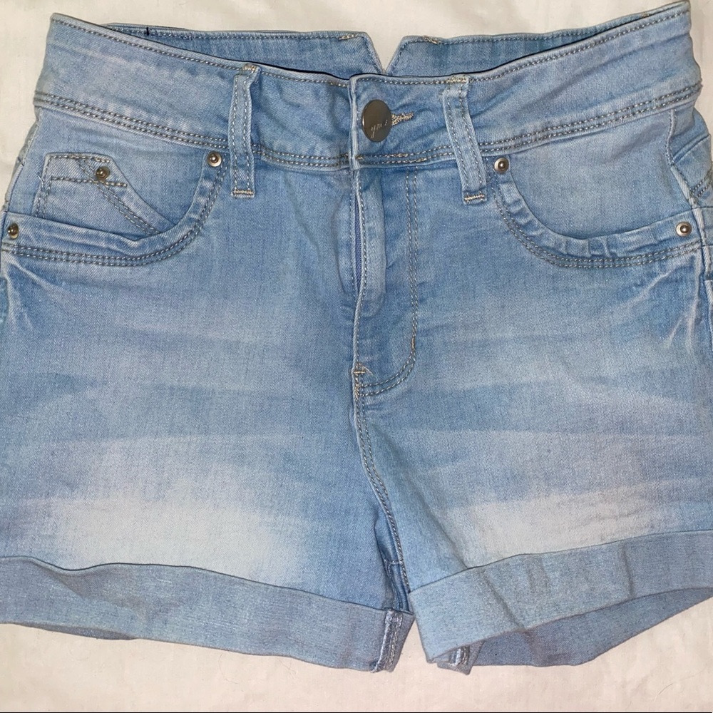 YMI Luxe Sz 3 light jean shorts jrs